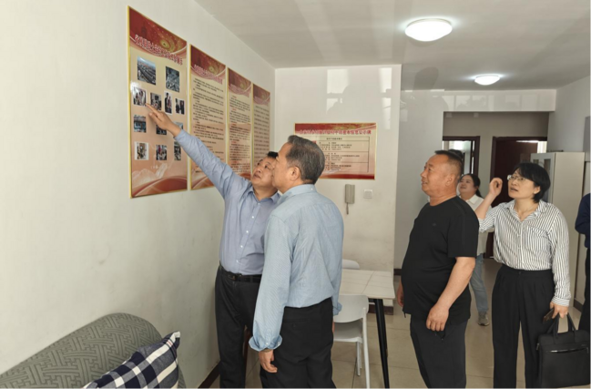 图为实地查看工作队驻地